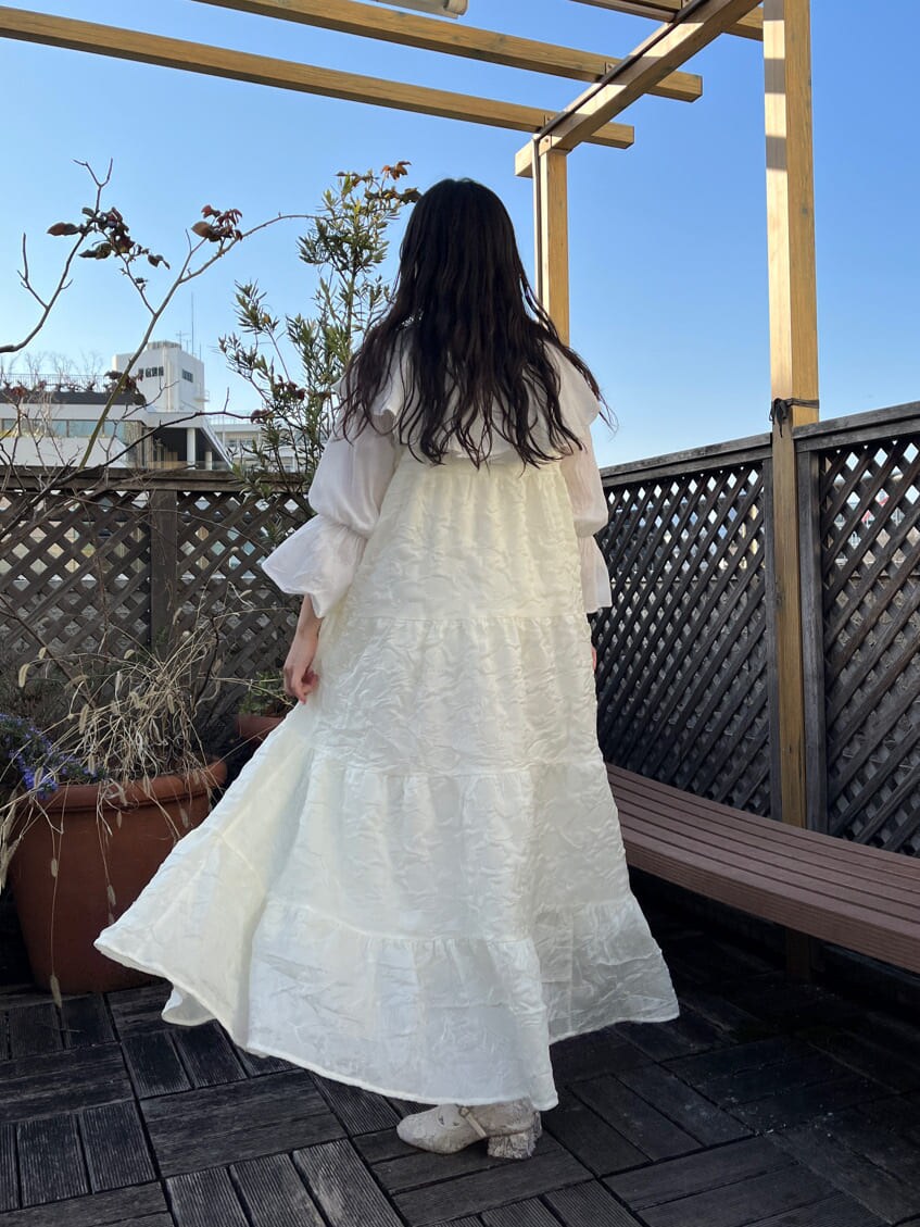 ホワイト系のシャツ/ブラウス、ホワイト系のパンプス、ホワイト系のワンピースを着用したレディースの春コーディネートの2枚目の写真