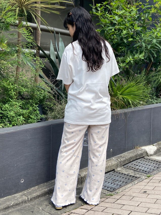 ホワイト系のTシャツ/カットソー、ベージュ系のその他パンツ、ブルー系のハンドバッグを着用したレディースの夏コーディネートの2枚目の写真