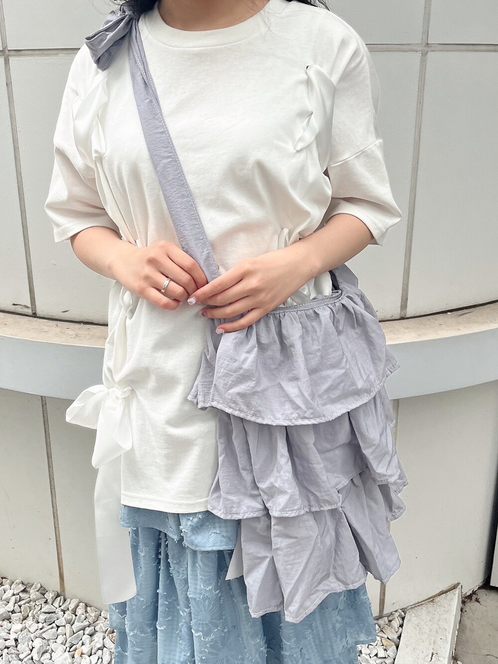 ホワイト系のTシャツ/カットソー、ブルー系のトートバッグ、ブルー系のスカートを着用したレディースの春コーディネートの5枚目の写真