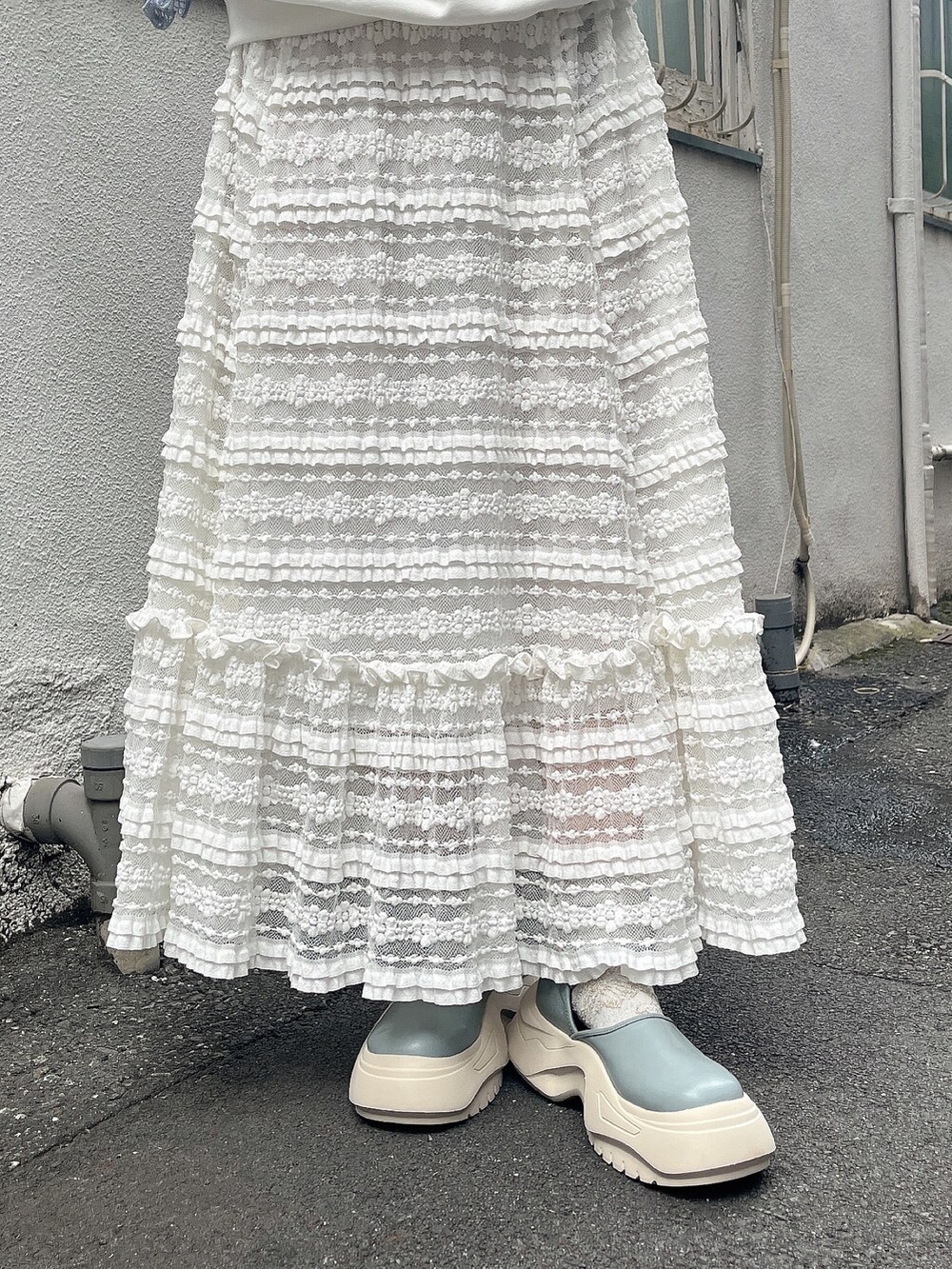 ホワイト系のスウェット、ブルー系のTシャツ/カットソー、ホワイト系のスカートを着用したレディースの秋コーディネートの7枚目の写真