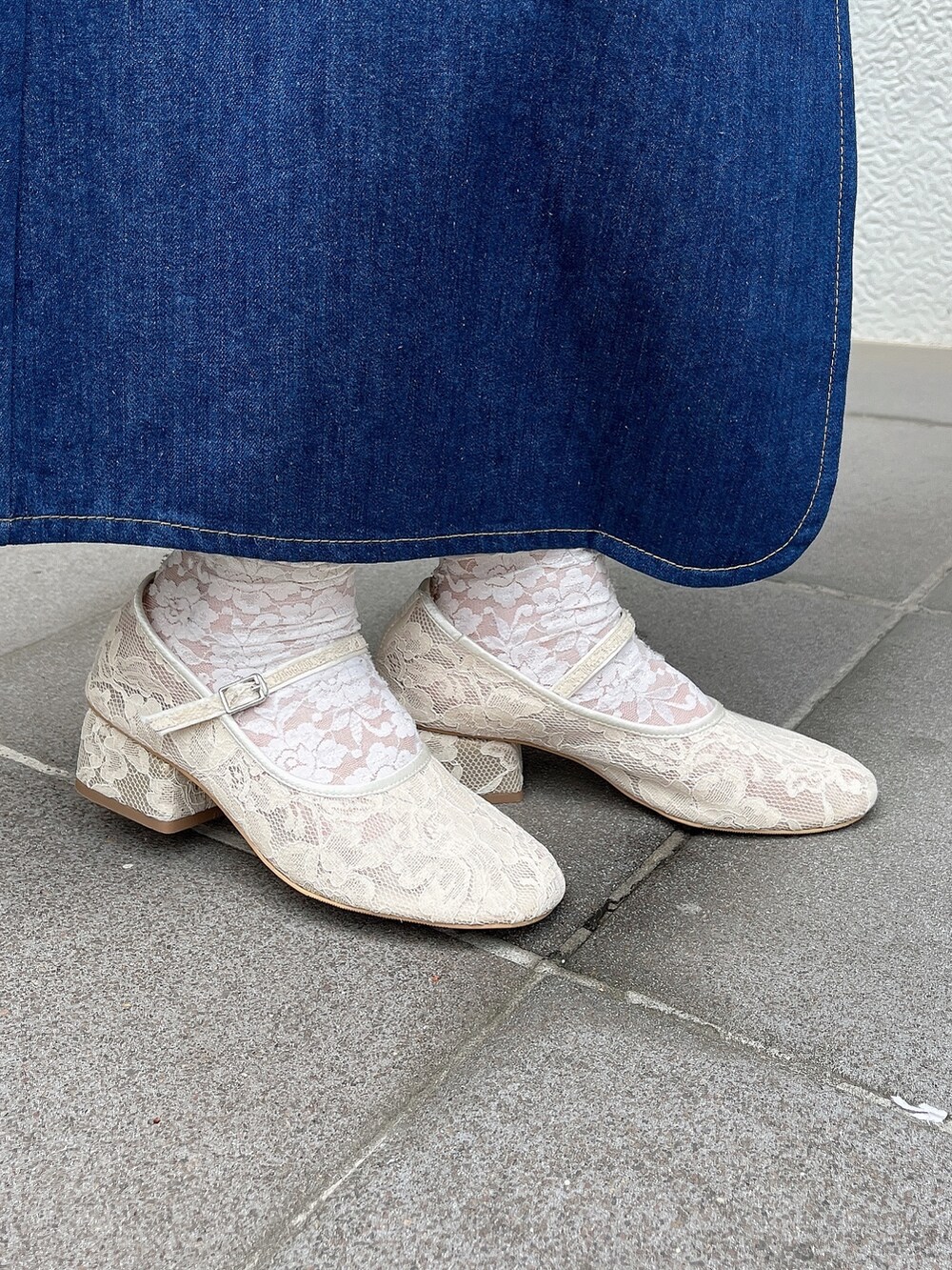 ベージュ系のTシャツ/カットソー、ホワイト系のシャツ/ブラウス、ブルー系のデニムスカートを着用したレディースの夏コーディネートの7枚目の写真