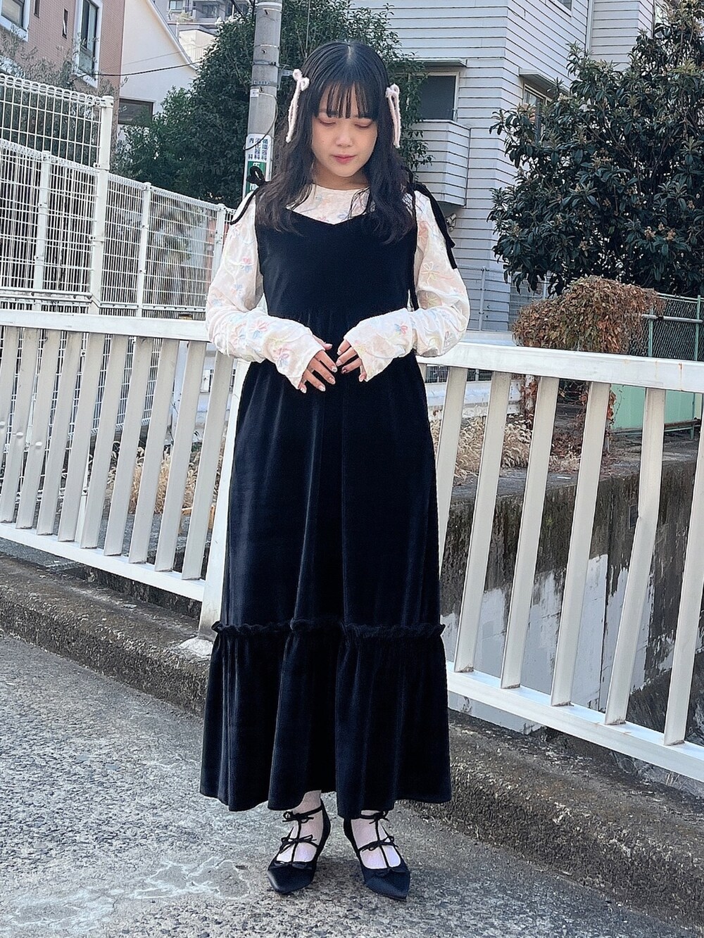 ホワイト系のTシャツ/カットソー、ブラック系のワンピース、ブラック系のパンプスを着用したレディースの冬コーディネートの2枚目の写真