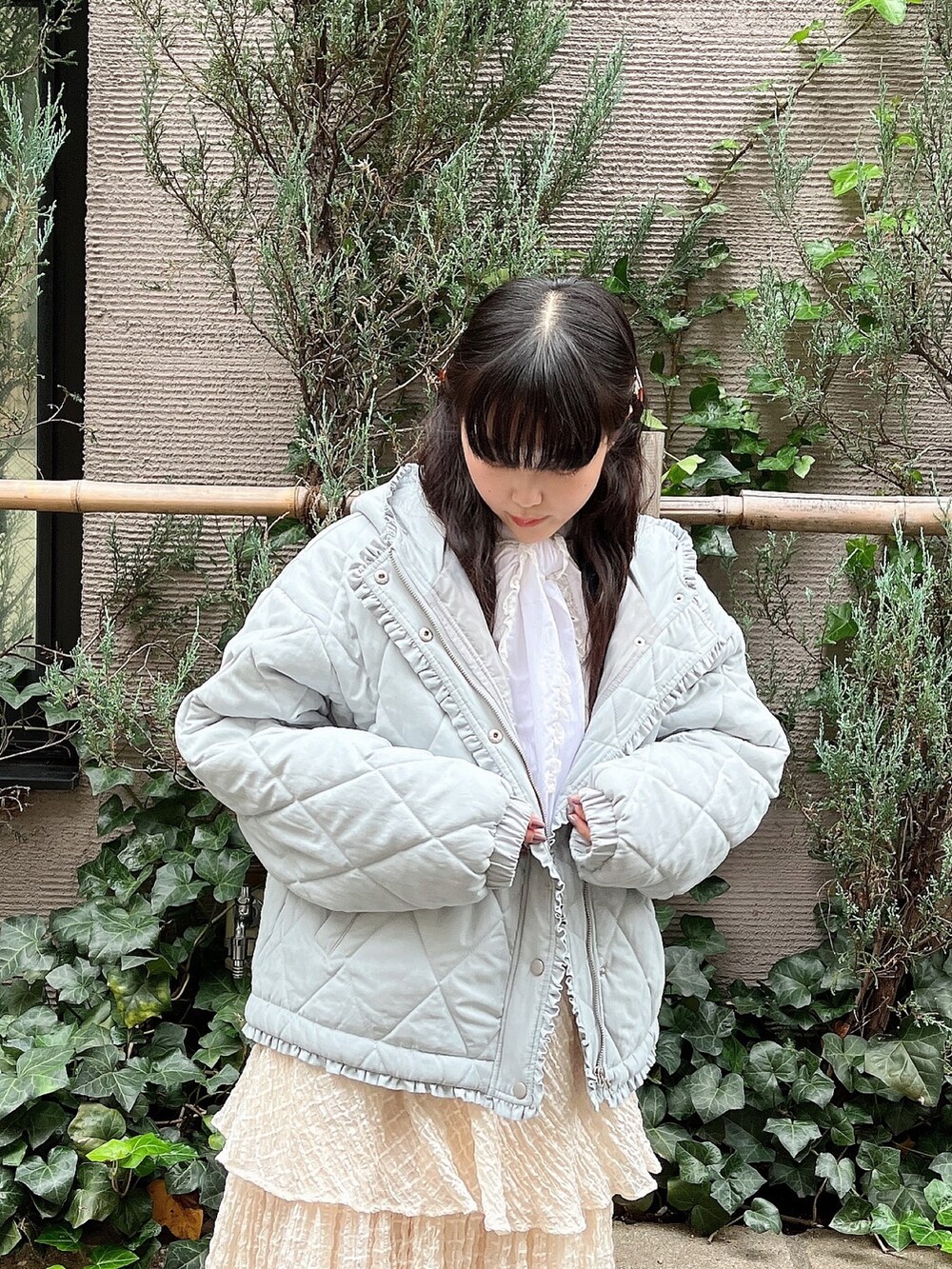 ブルー系のその他アウター、ホワイト系のスカート、ホワイト系のシャツ/ブラウスを着用したレディースの冬コーディネートの5枚目の写真