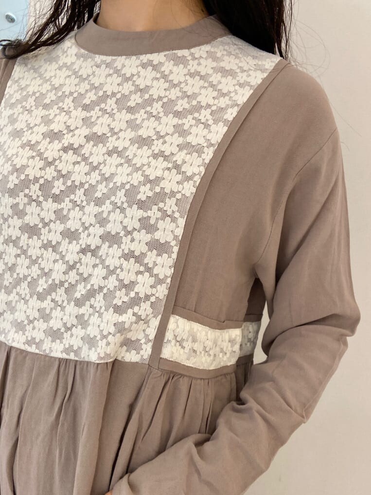 ベージュ系のワンピース、ホワイト系のパンプス、ホワイト系のハンドバッグを着用したレディースの夏コーディネートの5枚目の写真