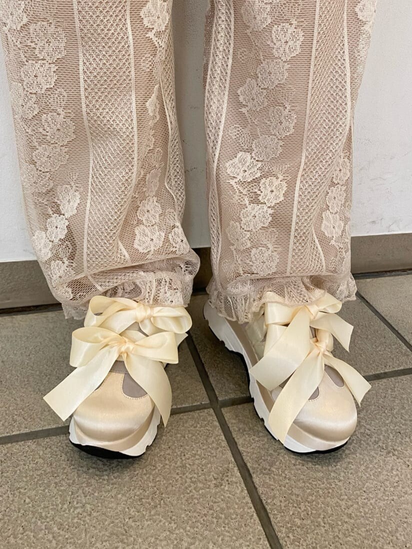 ホワイト系のその他パンツ、ホワイト系のスニーカー、ホワイト系のハンドバッグを着用したレディースの夏コーディネートの7枚目の写真