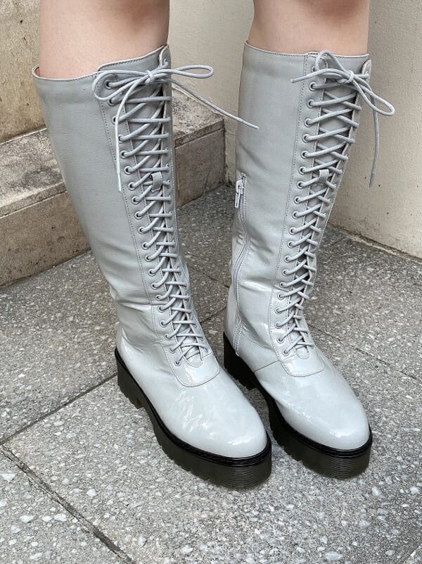 ブルー系のドレスシューズ、ホワイト系のチュニック、ブルー系のその他パンツを着用したレディースの夏コーディネートの3枚目の写真