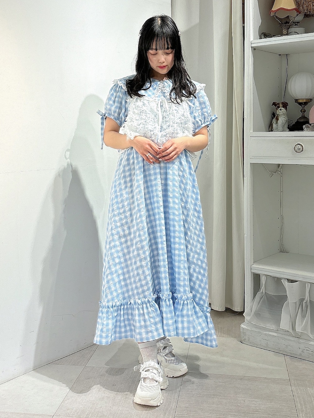 ホワイト系のキャミソール、ブルー系のワンピース、ホワイト系のスニーカーを着用したレディースの春コーディネートの2枚目の写真