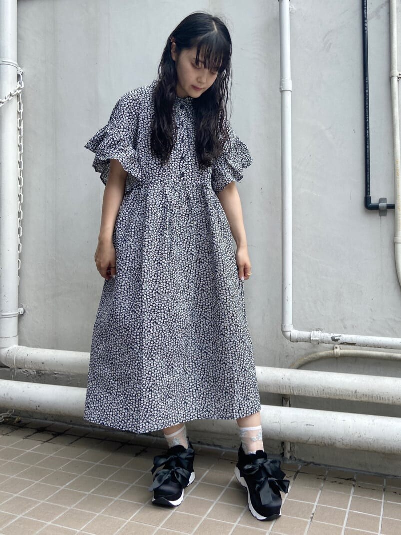 ブラック系のワンピース、ブラック系のスニーカーを着用したレディースの夏コーディネートの2枚目の写真