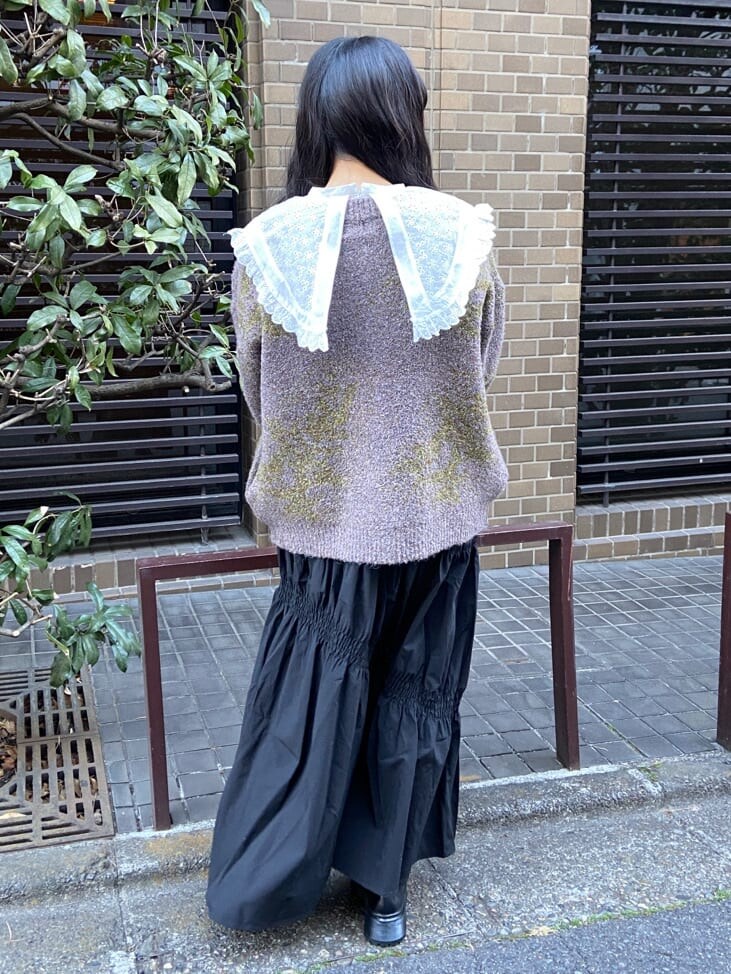ブラック系のローファー、ホワイト系のシャツ/ブラウス、ブラック系のワンピースを着用したレディースの冬コーディネートの3枚目の写真