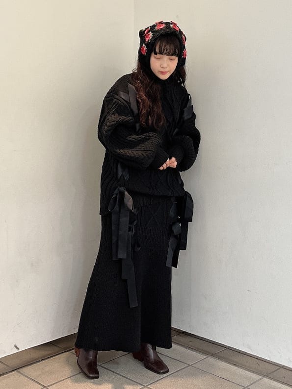 ブラウン系のブーツ、ブラウン系のブーツ、ブラック系のスカートを着用したレディースの秋コーディネートの2枚目の写真