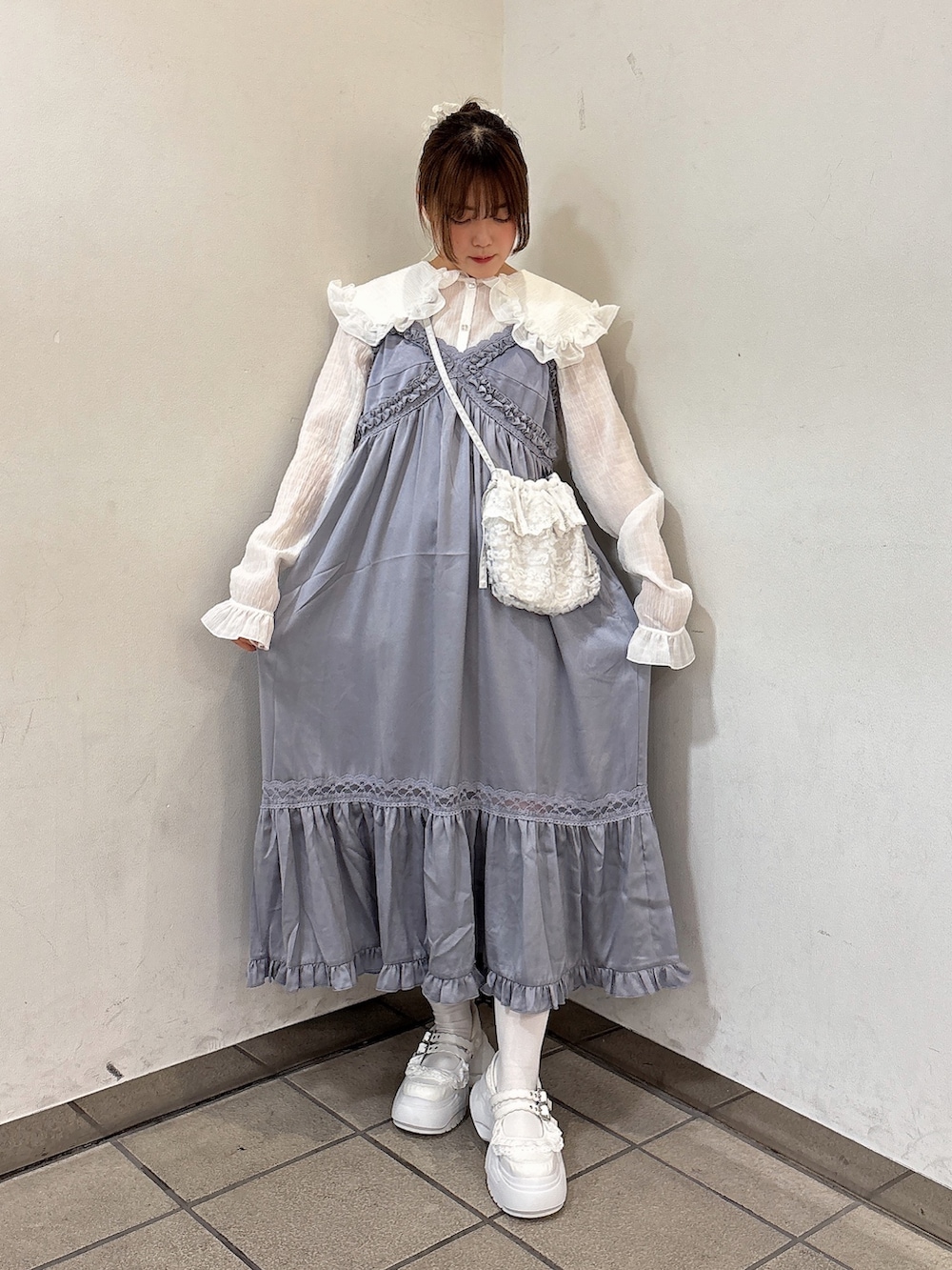 ホワイト系のシャツ/ブラウス、ホワイト系のハンドバッグ、ブルー系のワンピースを着用したレディースの夏コーディネートの2枚目の写真