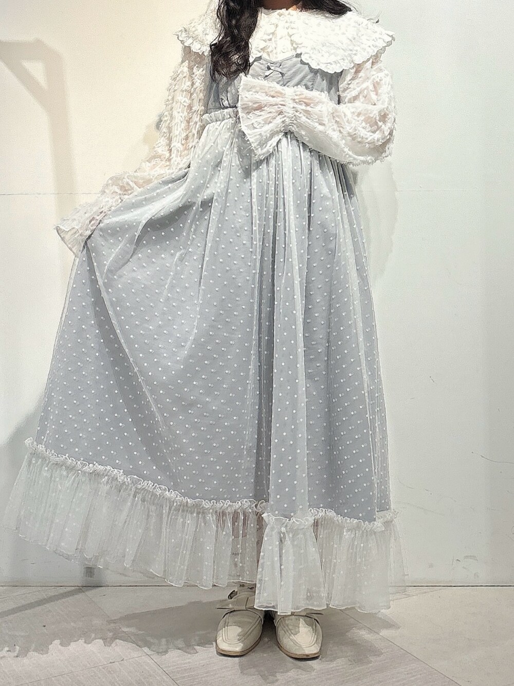 ホワイト系のシャツ/ブラウス、グレー系のワンピース、ホワイト系のローファーを着用したレディースの秋コーディネートの3枚目の写真