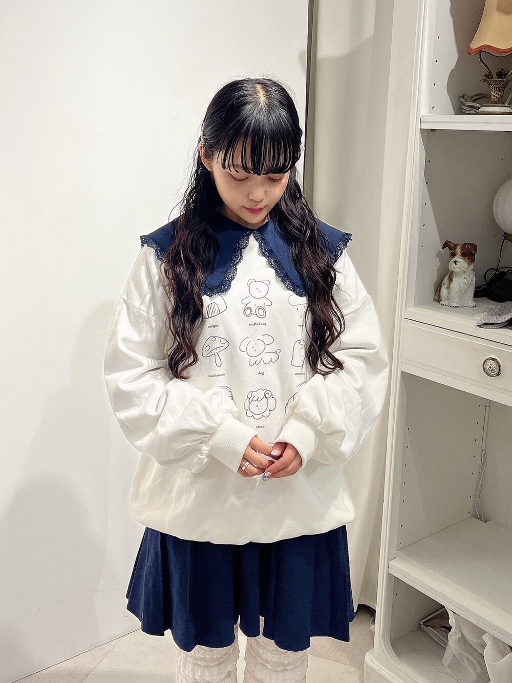 ブルー系のワンピース、ホワイト系のスウェット、ホワイト系のスウェットパンツを着用したレディースの秋コーディネートの5枚目の写真