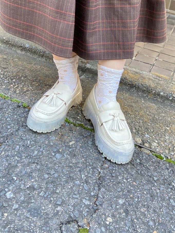 ブラウン系のカバーオール、ブラウン系のワンピース、ホワイト系のローファーを着用したレディースの冬コーディネートの8枚目の写真