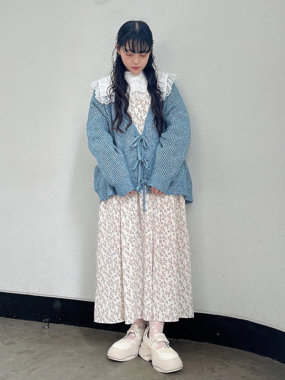 ホワイト系のワンピース、ブルー系のカーディガン/ボレロ、ホワイト系のスニーカーを着用したレディースの秋コーディネートの2枚目の写真