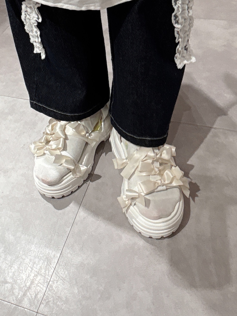 ブルー系のTシャツ/カットソー、ブルー系のキャミソール、ブルー系のデニムパンツを着用したレディースの春コーディネートの7枚目の写真