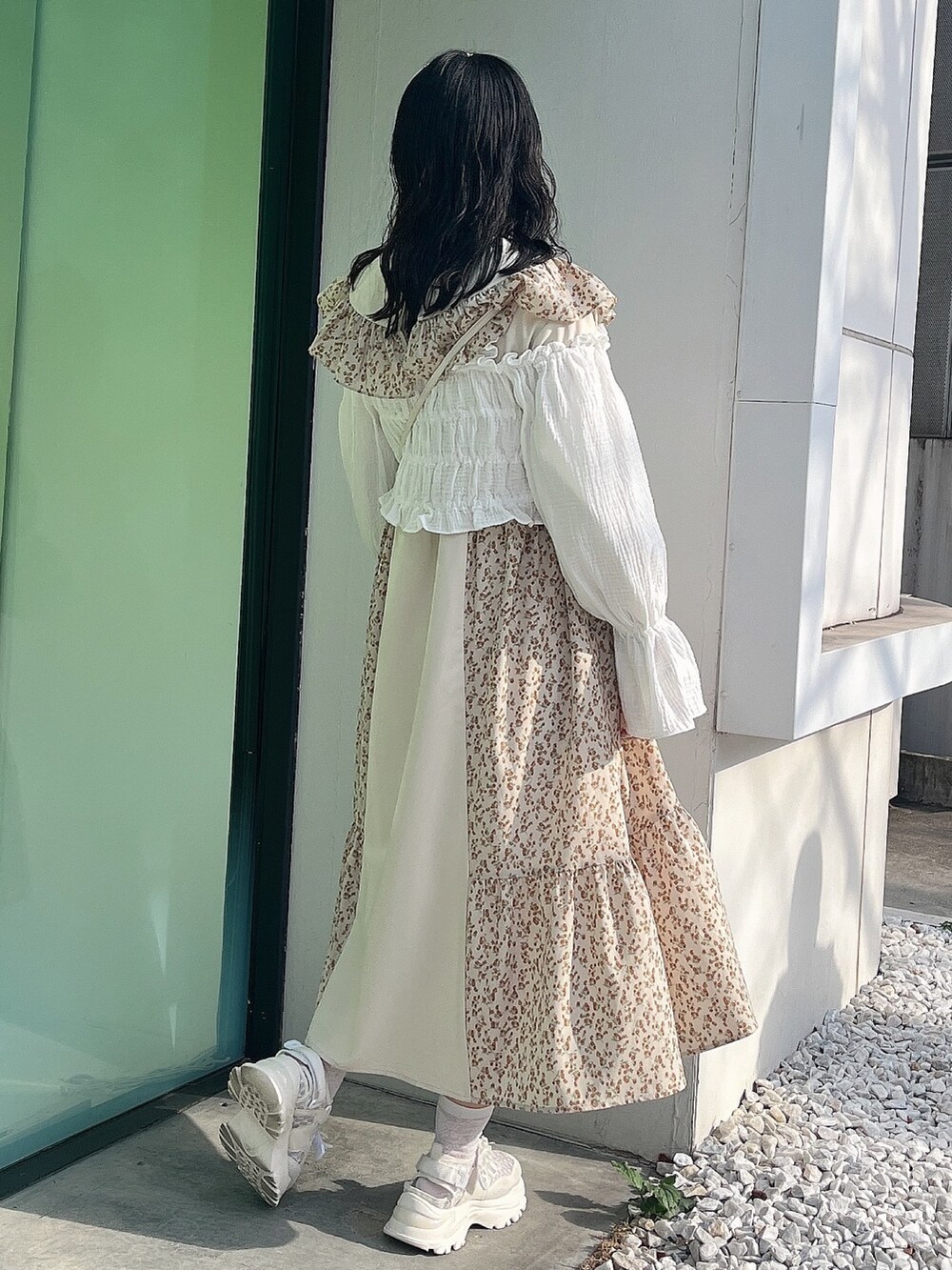 ベージュ系のワンピース、ホワイト系のシャツ/ブラウス、ホワイト系のショルダーバッグを着用したレディースの冬コーディネートの3枚目の写真