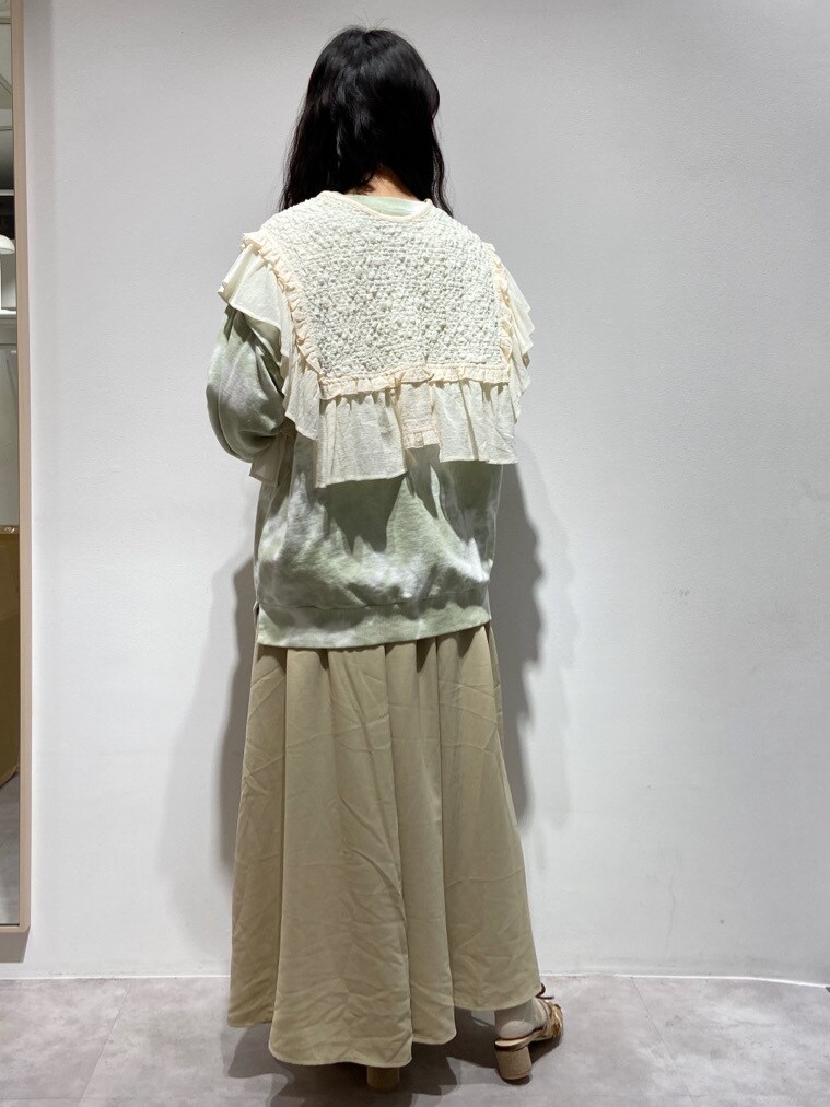 イエロー系のスカート、ゴールド系のその他シューズ、グリーン系のTシャツ/カットソーを着用したレディースの春コーディネートの2枚目の写真