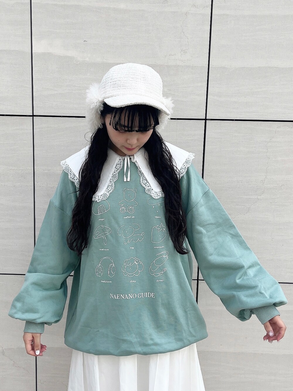 グリーン系のスウェット、ホワイト系のワンピース、ホワイト系のスウェットパンツを着用したレディースの秋コーディネートの4枚目の写真