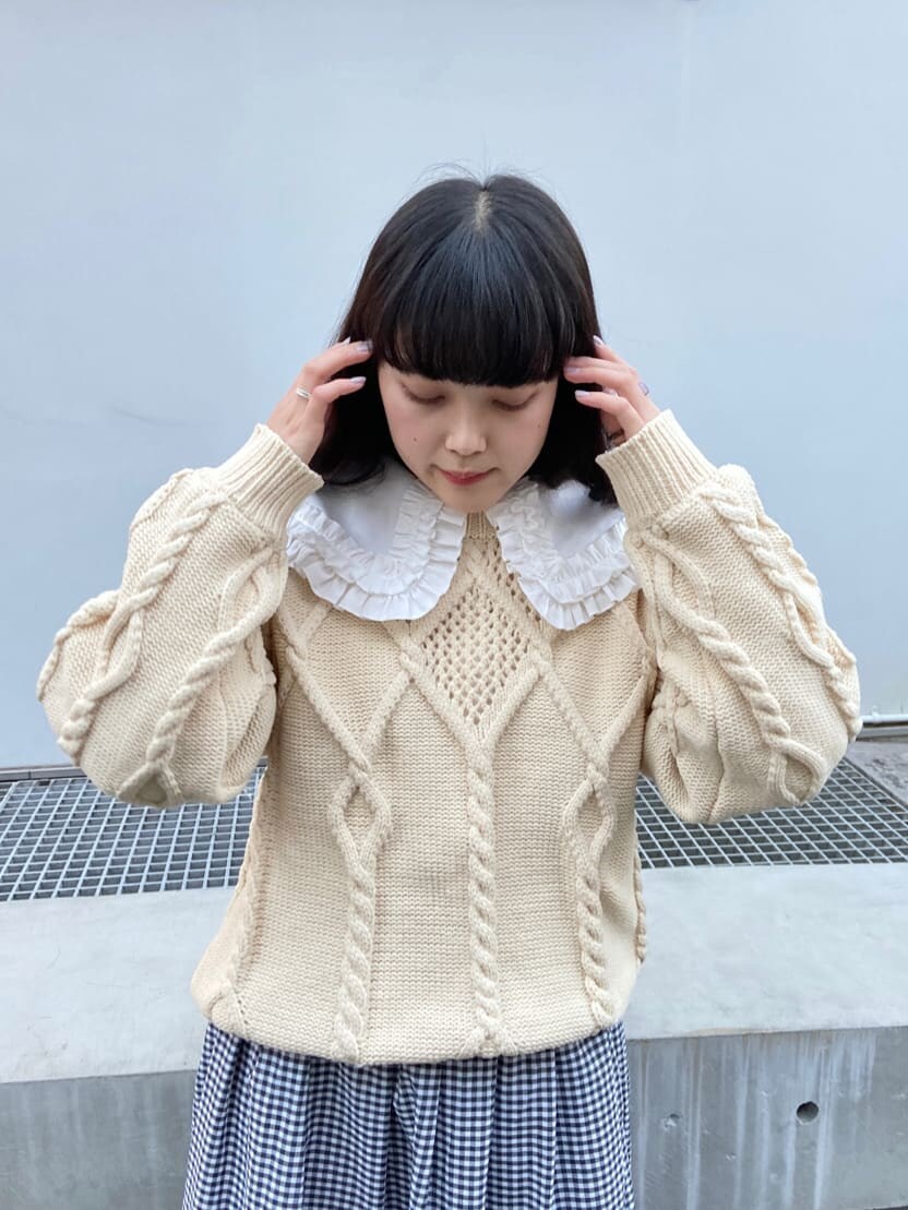 ホワイト系のパンプス、ホワイト系のシャツ/ブラウス、ブラック系のスカートを着用したレディースの冬コーディネートの4枚目の写真