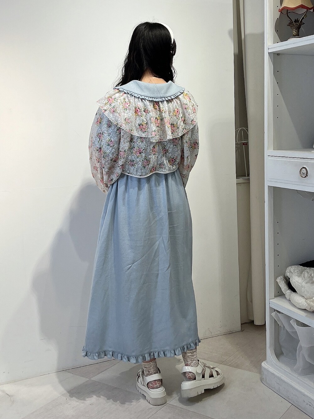ホワイト系のカーディガン/ボレロ、ブルー系のワンピース、ホワイト系のサンダルを着用したレディースの夏コーディネートの3枚目の写真