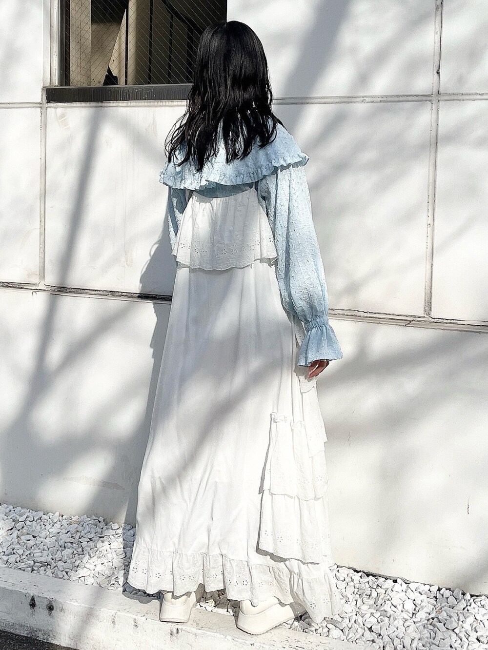 ブルー系のシャツ/ブラウス、ブルー系のショルダーバッグ、ホワイト系のワンピースを着用したレディースの冬コーディネートの4枚目の写真