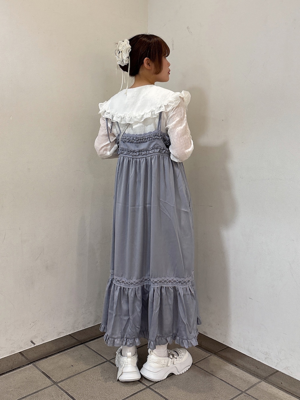ホワイト系のシャツ/ブラウス、ホワイト系のハンドバッグ、ブルー系のワンピースを着用したレディースの夏コーディネートの4枚目の写真