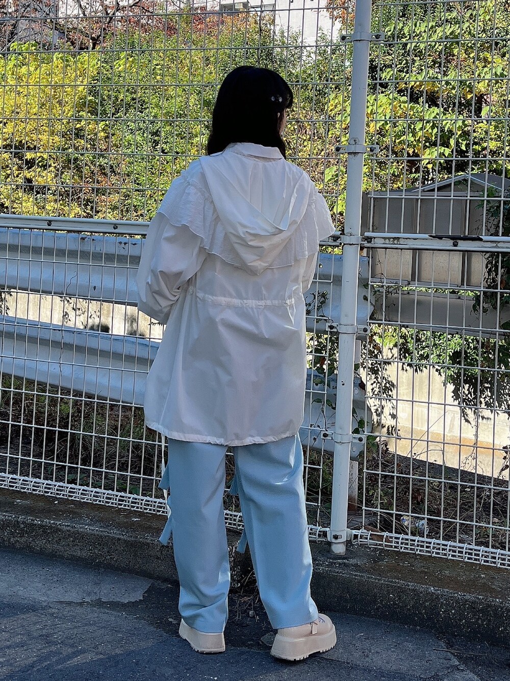 ホワイト系のマウンテンパーカー、ブルー系のその他パンツ、ホワイト系のローファーを着用したレディースの秋コーディネートの3枚目の写真