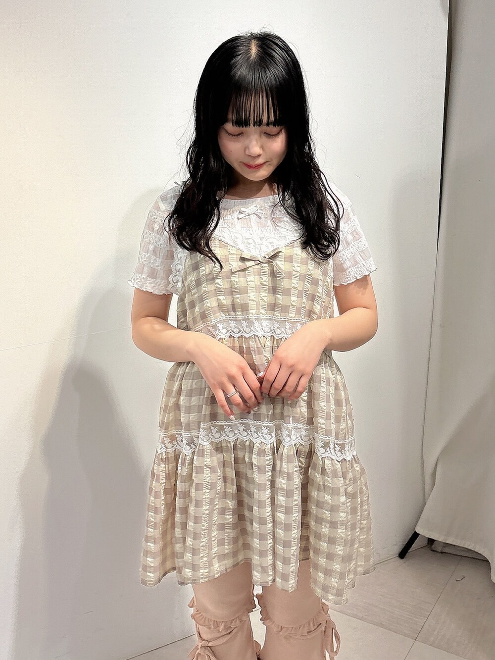 ベージュ系のキャミソール、ホワイト系のTシャツ/カットソー、ピンク系のスウェットパンツを着用したレディースの夏コーディネートの5枚目の写真