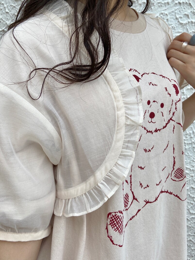 ピンク系のその他パンツ、ホワイト系のカーディガン/ボレロを着用したレディースの春コーディネートの5枚目の写真