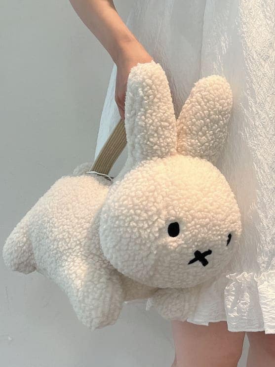 ホワイト系のスニーカー、ホワイト系のワンピース、ホワイト系のハンドバッグを着用したレディースの夏コーディネートの4枚目の写真