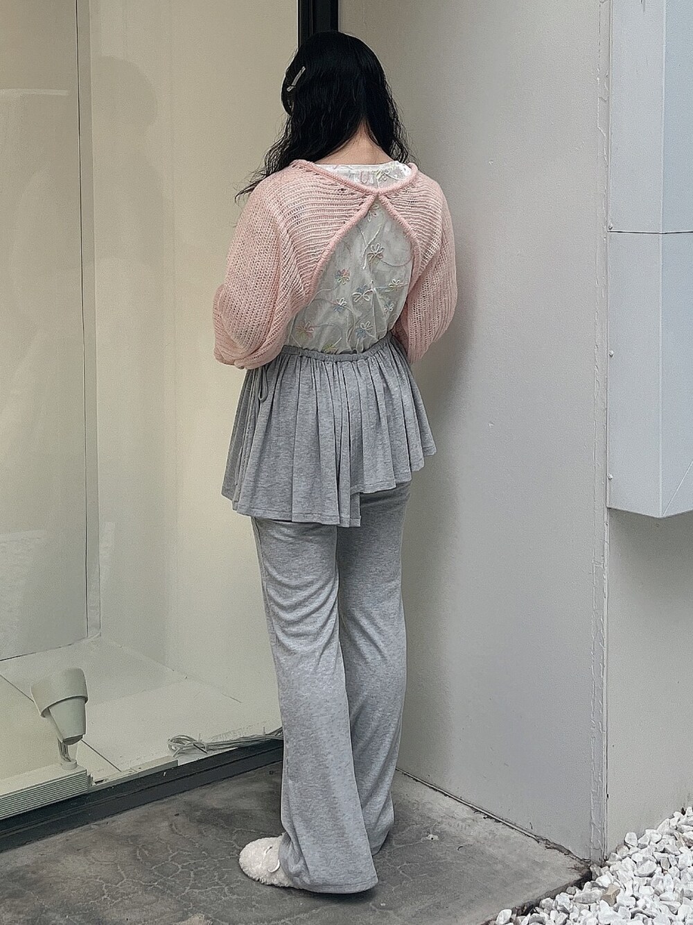 ピンク系のカーディガン/ボレロ、ホワイト系のTシャツ/カットソー、ホワイト系のスリッポンを着用したレディースの夏コーディネートの3枚目の写真