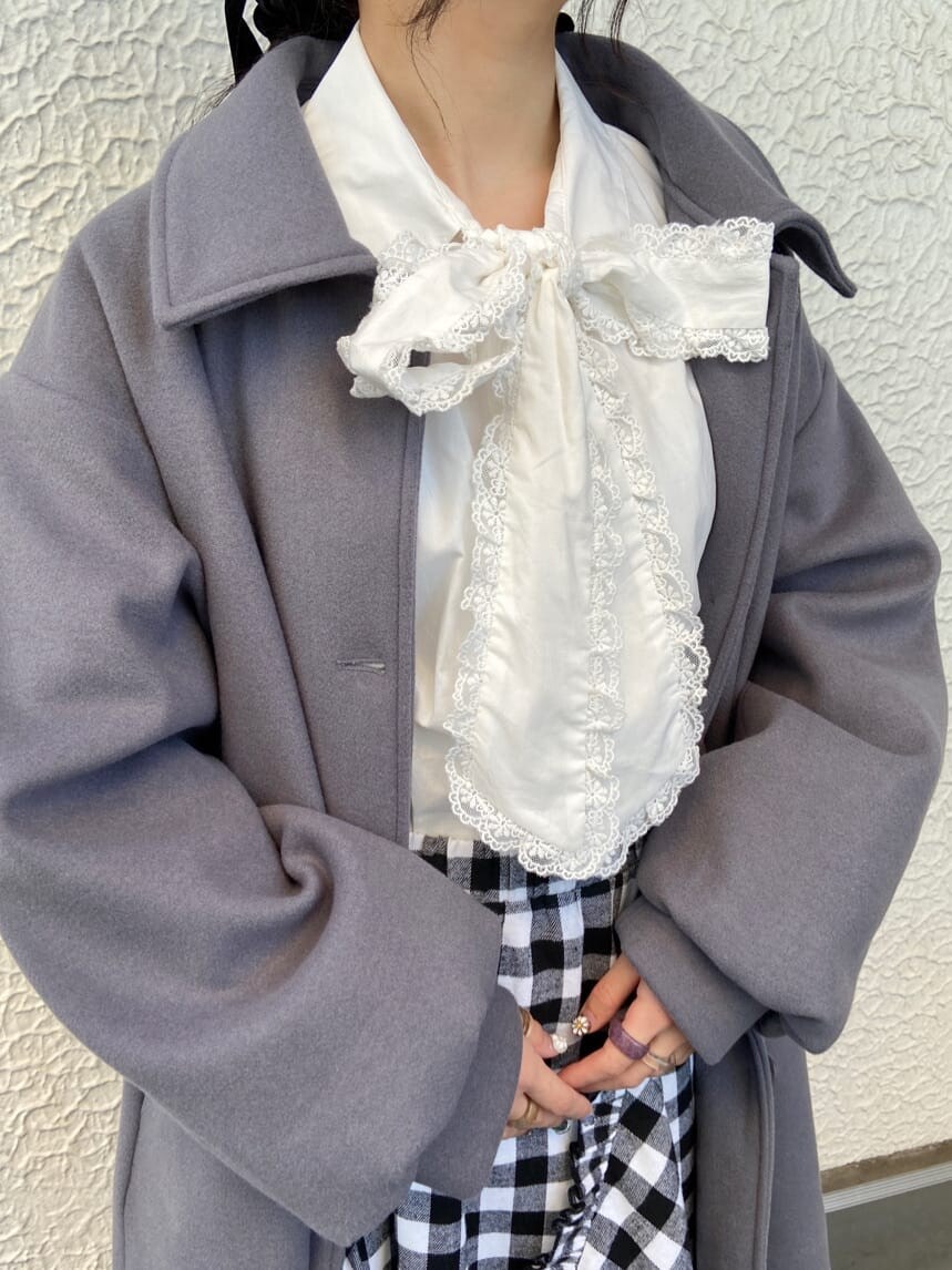 ブルー系のステンカラーコート、ホワイト系のシャツ/ブラウス、ブラック系のスカートを着用したレディースの秋コーディネートの5枚目の写真