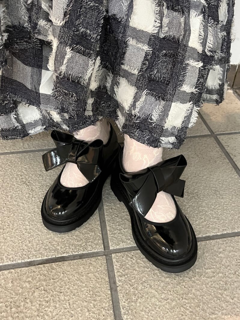 ブラック系のハンドバッグ、その他のワンピース、ブラック系のその他シューズを着用したレディースの夏コーディネートの4枚目の写真