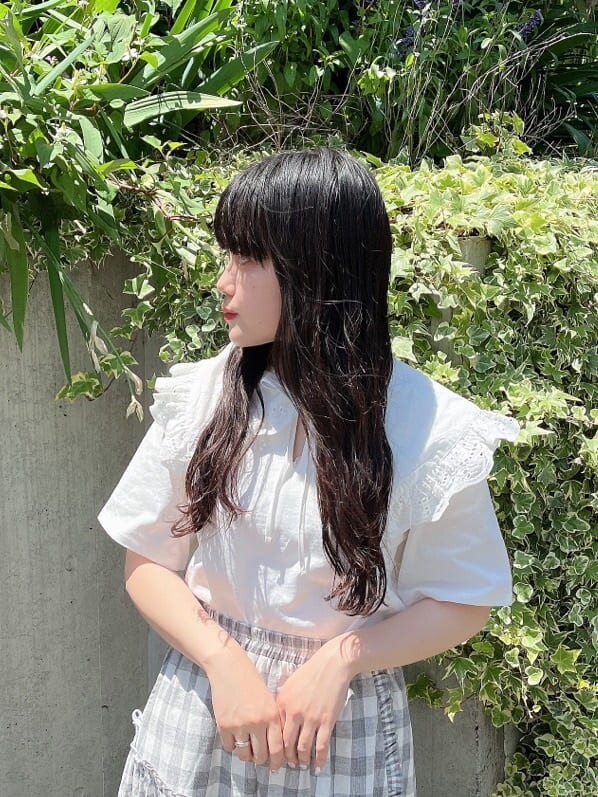 ホワイト系のサンダル、ブルー系のショルダーバッグ、ホワイト系のTシャツ/カットソーを着用したレディースの夏コーディネートの5枚目の写真