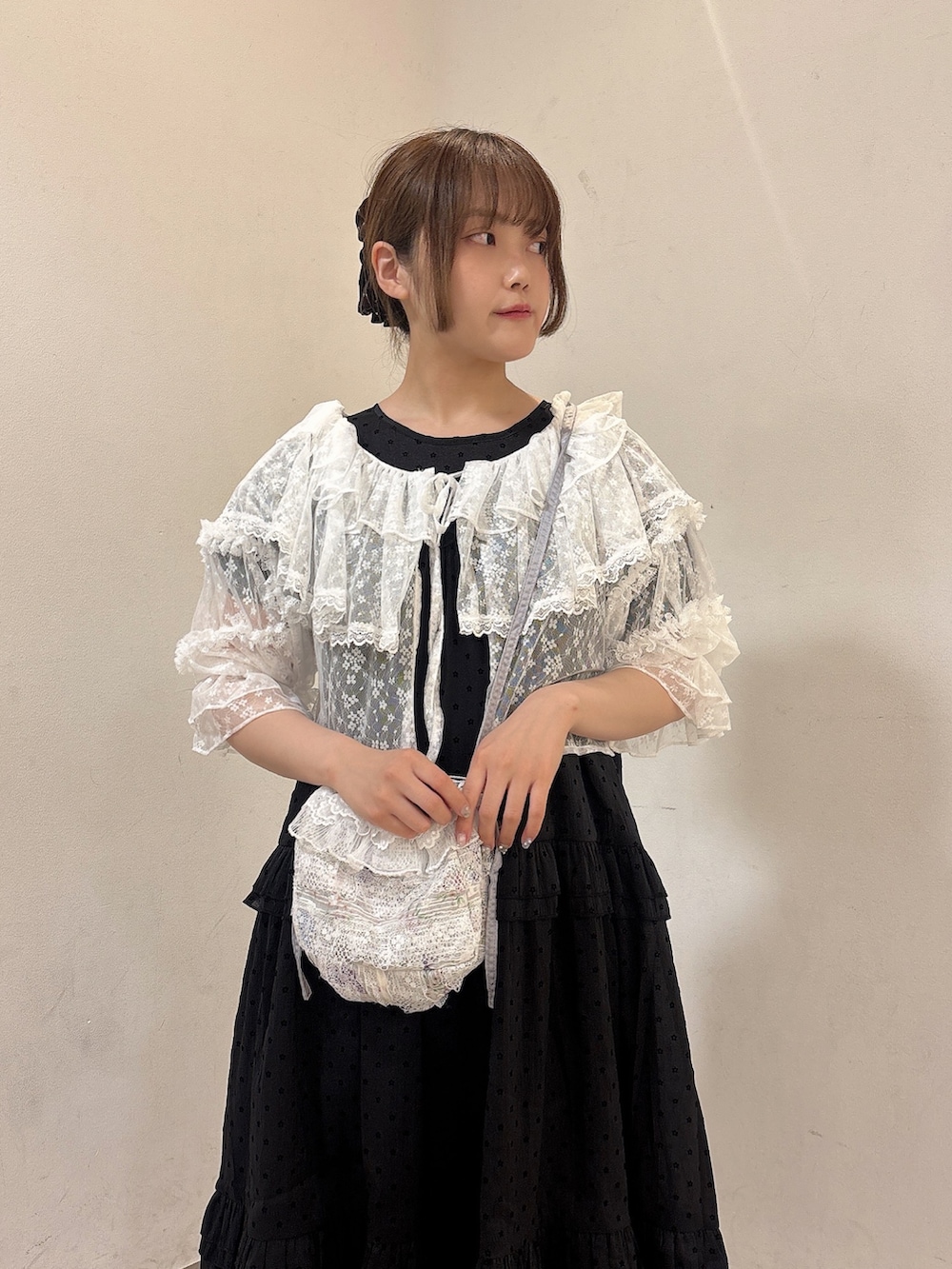 ホワイト系のカーディガン/ボレロ、ブルー系のショルダーバッグ、ブラック系のワンピースを着用したレディースの夏コーディネートの6枚目の写真