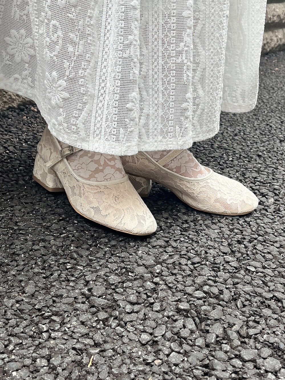 ホワイト系のパンプス、ホワイト系のワンピース、ホワイト系のTシャツ/カットソーを着用したレディースの春コーディネートの7枚目の写真