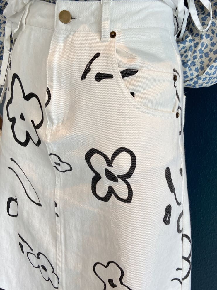 ホワイト系のTシャツ/カットソー、ブルー系のシャツ/ブラウス、ホワイト系のスカートを着用したレディースの夏コーディネートの6枚目の写真