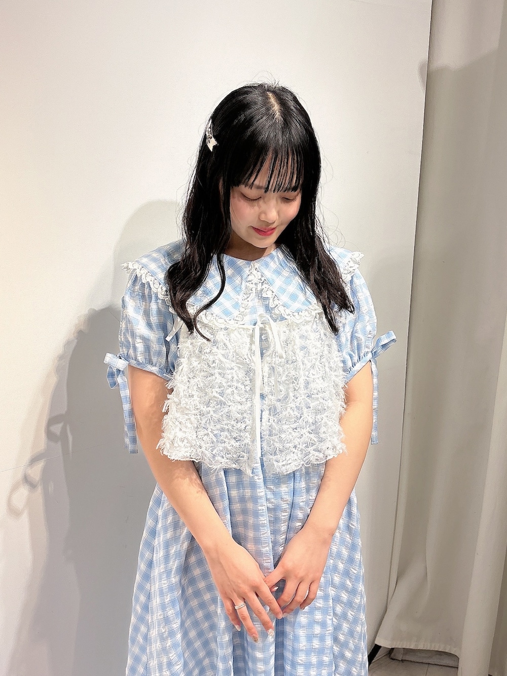 ホワイト系のキャミソール、ブルー系のワンピース、ホワイト系のスニーカーを着用したレディースの春コーディネートの5枚目の写真