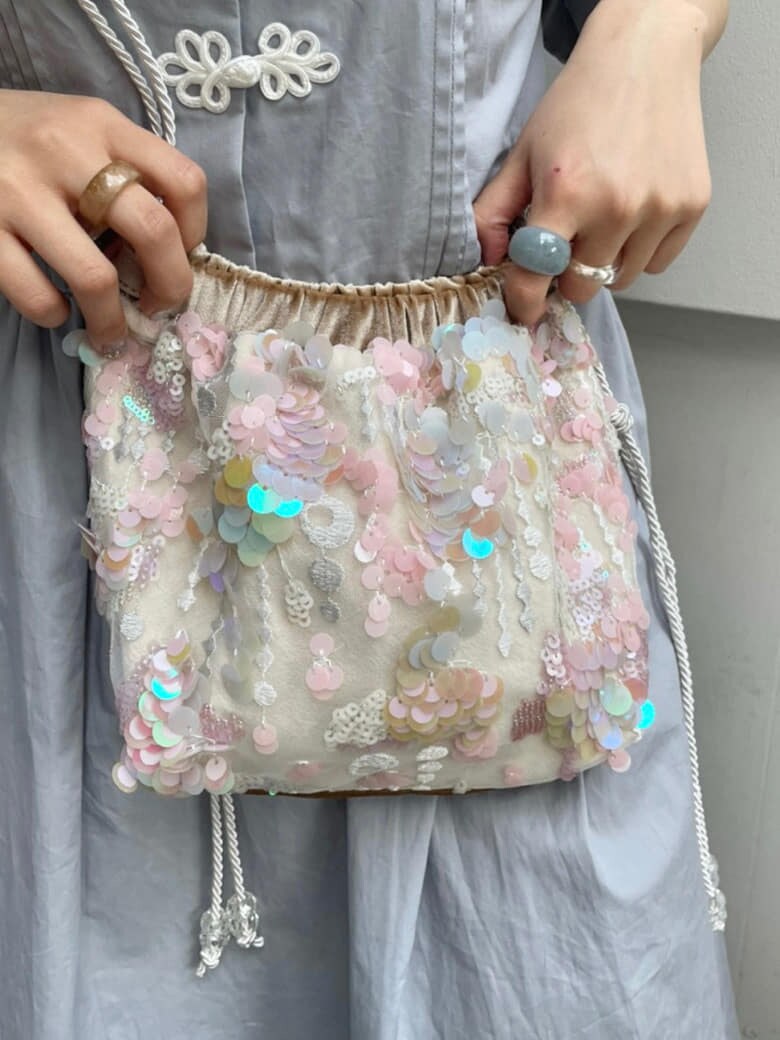 グレー系のワンピースを着用したレディースの夏コーディネートの4枚目の写真