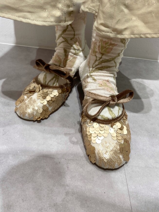 イエロー系のスカート、ゴールド系のその他シューズ、グリーン系のTシャツ/カットソーを着用したレディースの春コーディネートの5枚目の写真