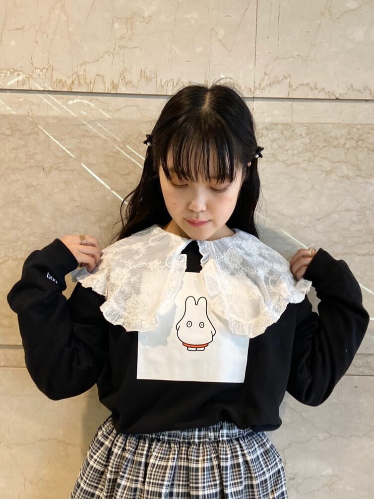 ブラック系のスカート、ブラック系のトートバッグ、ホワイト系のシャツ/ブラウスを着用したレディースの秋コーディネートの4枚目の写真