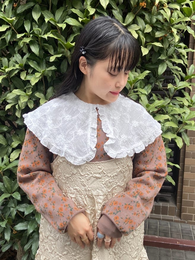 ベージュ系のワンピース、ホワイト系のシャツ/ブラウス、ホワイト系のローファーを着用したレディースの秋コーディネートの4枚目の写真