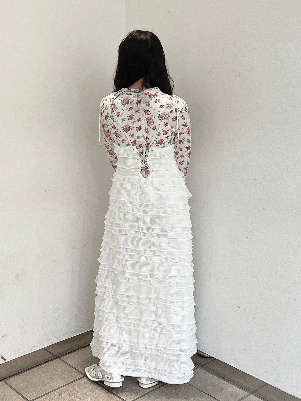 ホワイト系のパンプス、ホワイト系のTシャツ/カットソー、ホワイト系のワンピースを着用したレディースの秋コーディネートの3枚目の写真