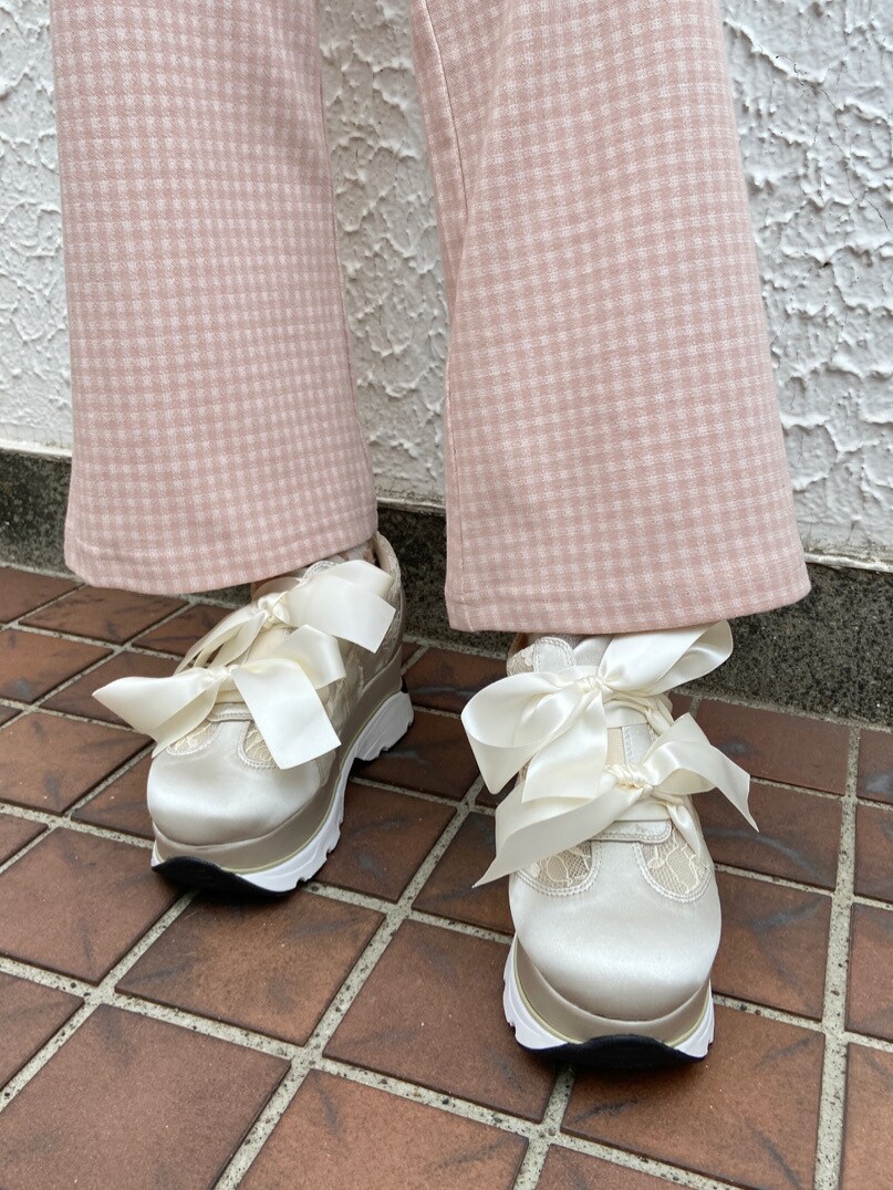 ピンク系のその他パンツ、ホワイト系のカーディガン/ボレロを着用したレディースの春コーディネートの7枚目の写真