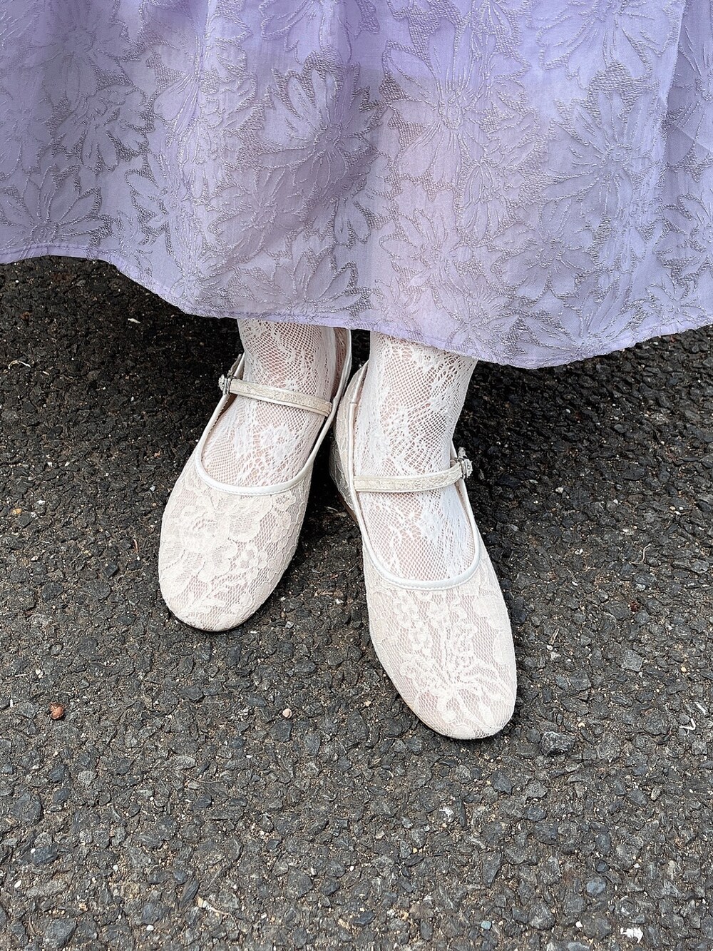 パープル系のワンピース、ホワイト系のパンプス、ホワイト系のシャツ/ブラウスを着用したレディースの春コーディネートの6枚目の写真