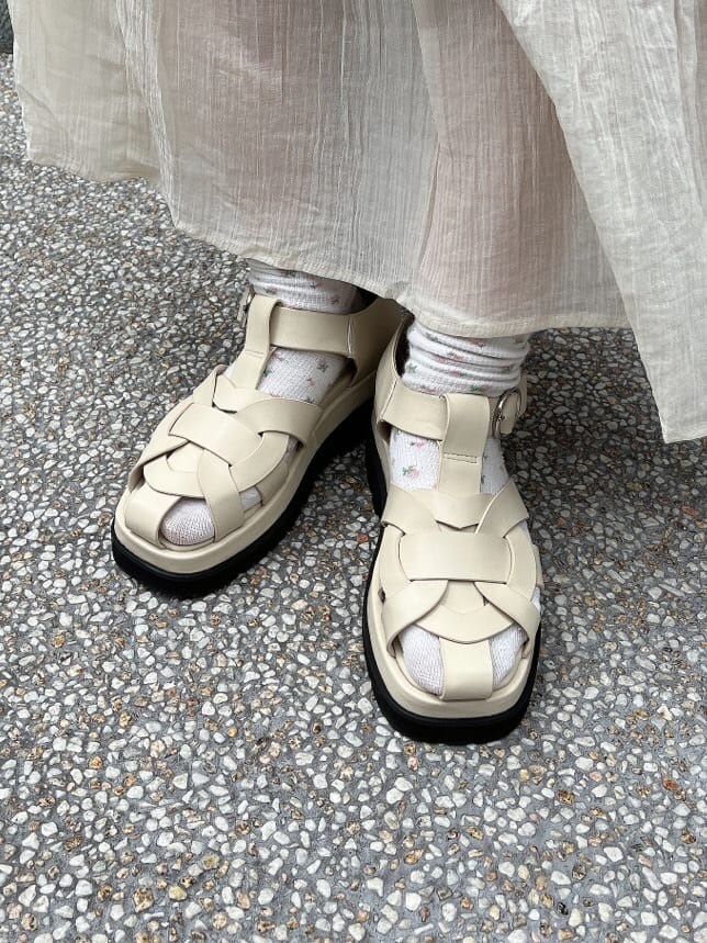 ホワイト系のワンピース、グリーン系のTシャツ/カットソー、ホワイト系のボストンバッグを着用したレディースの夏コーディネートの6枚目の写真