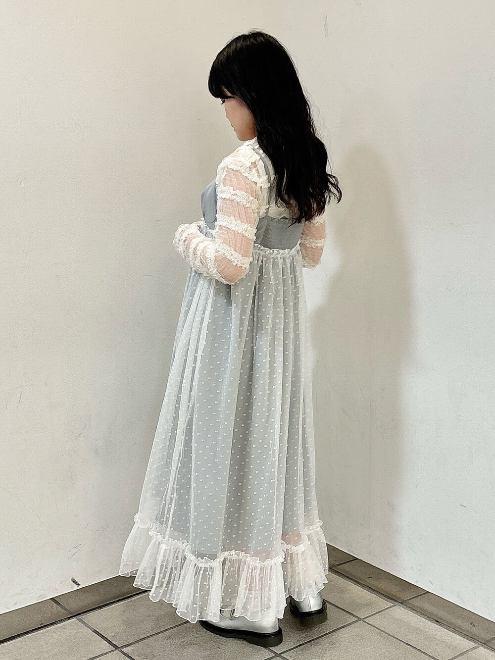 ホワイト系のTシャツ/カットソー、グレー系のワンピース、シルバー系のバレエシューズを着用したレディースの夏コーディネートの5枚目の写真