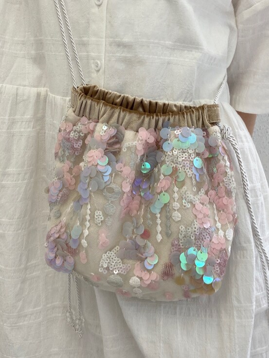 ピンク系のその他パンツ、ホワイト系のワンピースを着用したレディースの春コーディネートの4枚目の写真