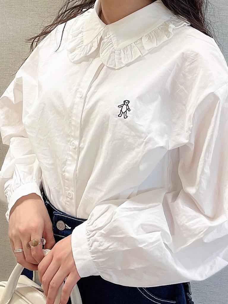 ブルー系のデニムジャケット、ホワイト系のブーツ、ホワイト系のボストンバッグを着用したレディースの夏コーディネートの8枚目の写真